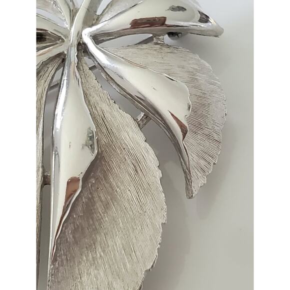 Vintage Mid-Century Crown Trifari Leaf Brooch - Picture 3 of 5